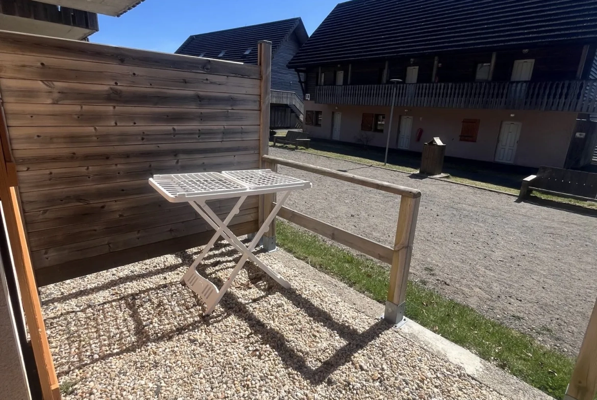 Appartement 2 pièces avec terrasse et piscine à Super Besse 