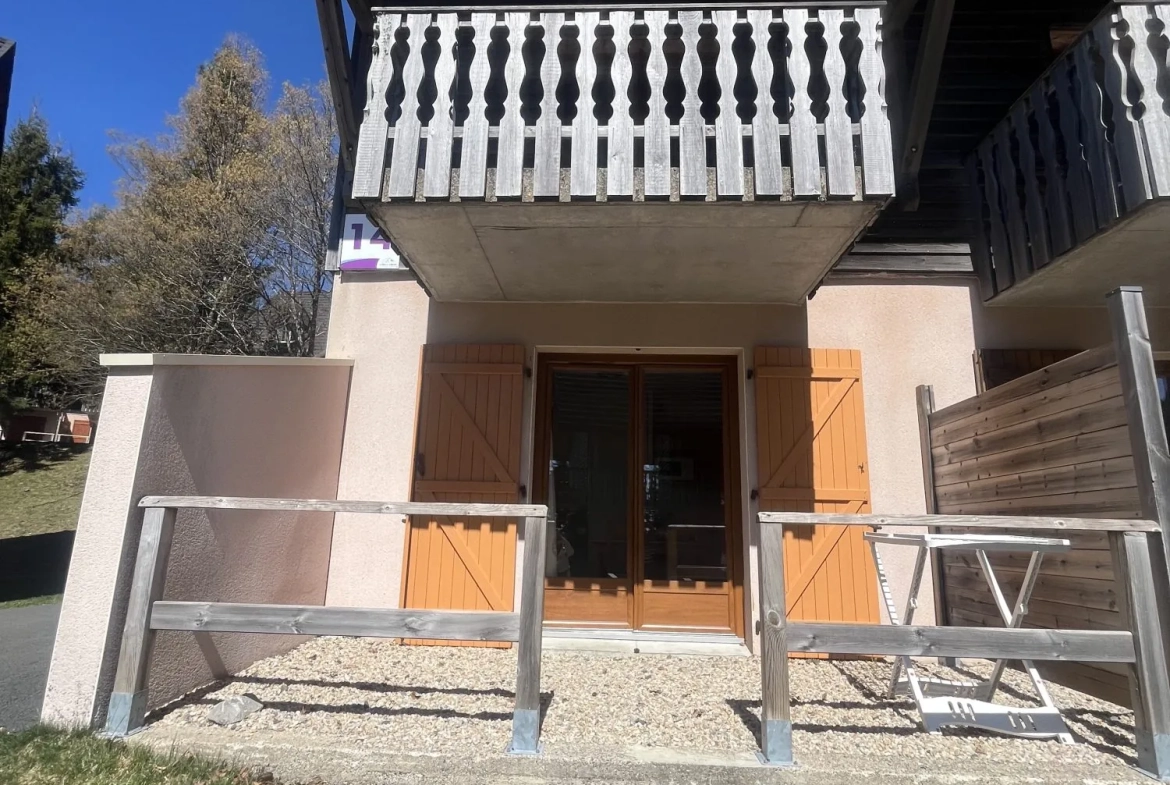 Appartement 2 pièces avec terrasse et piscine à Super Besse 