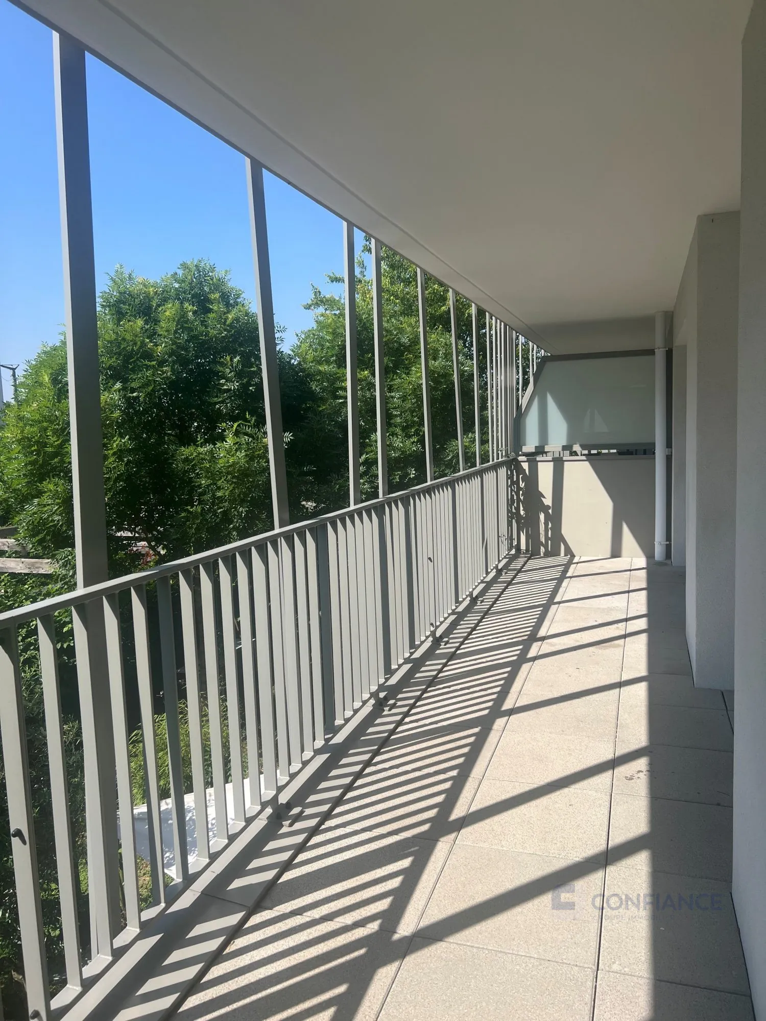 Appartement T3 à vendre à Saint-Priest avec balcon et parking - Quartier calme et bien connecté 