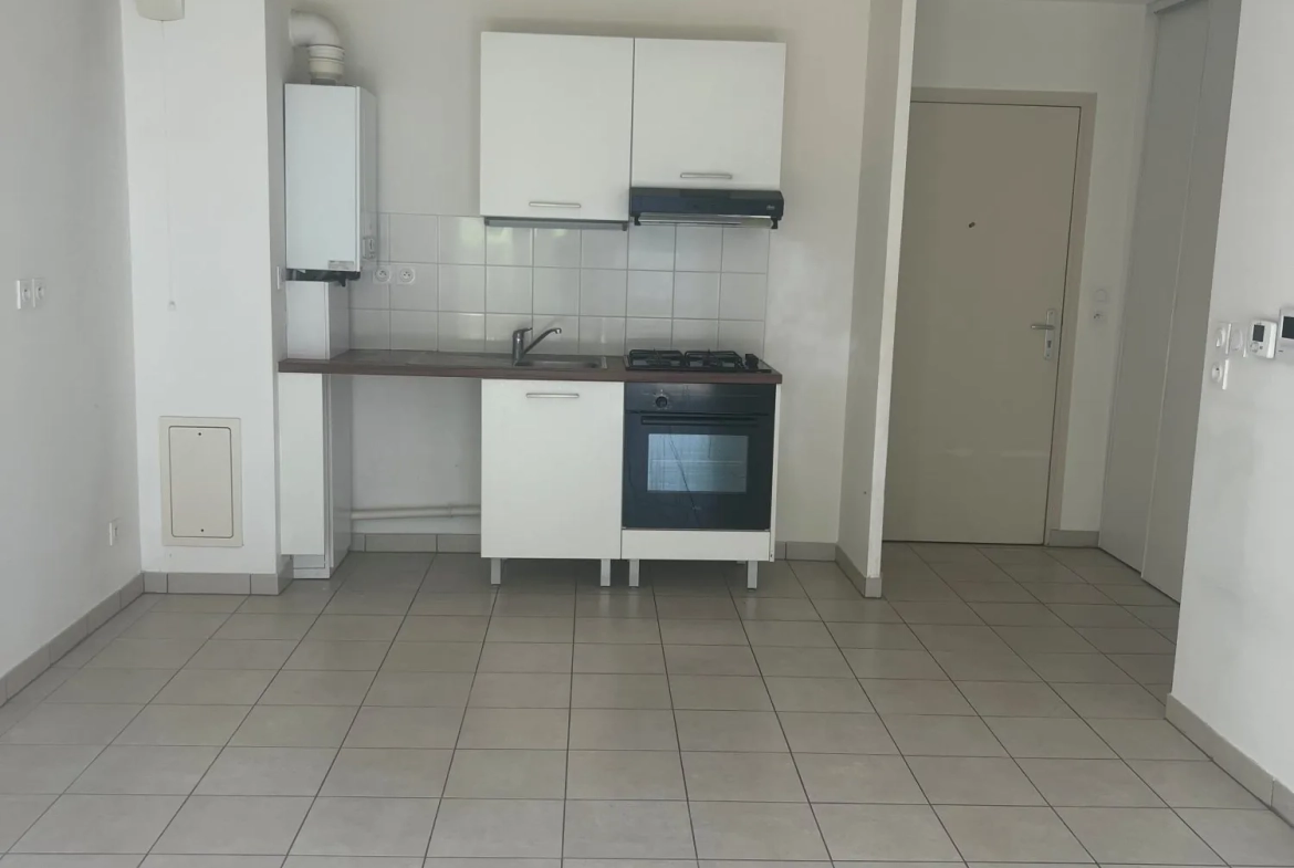 Appartement T3 à vendre à Saint-Priest avec balcon et parking - Quartier calme et bien connecté 
