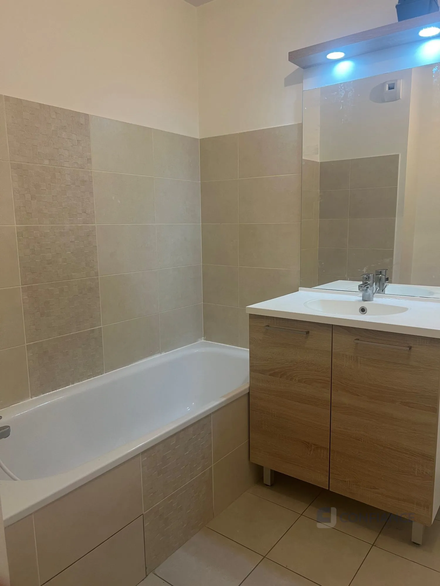 Appartement T3 à vendre à Saint-Priest avec balcon et parking - Quartier calme et bien connecté 