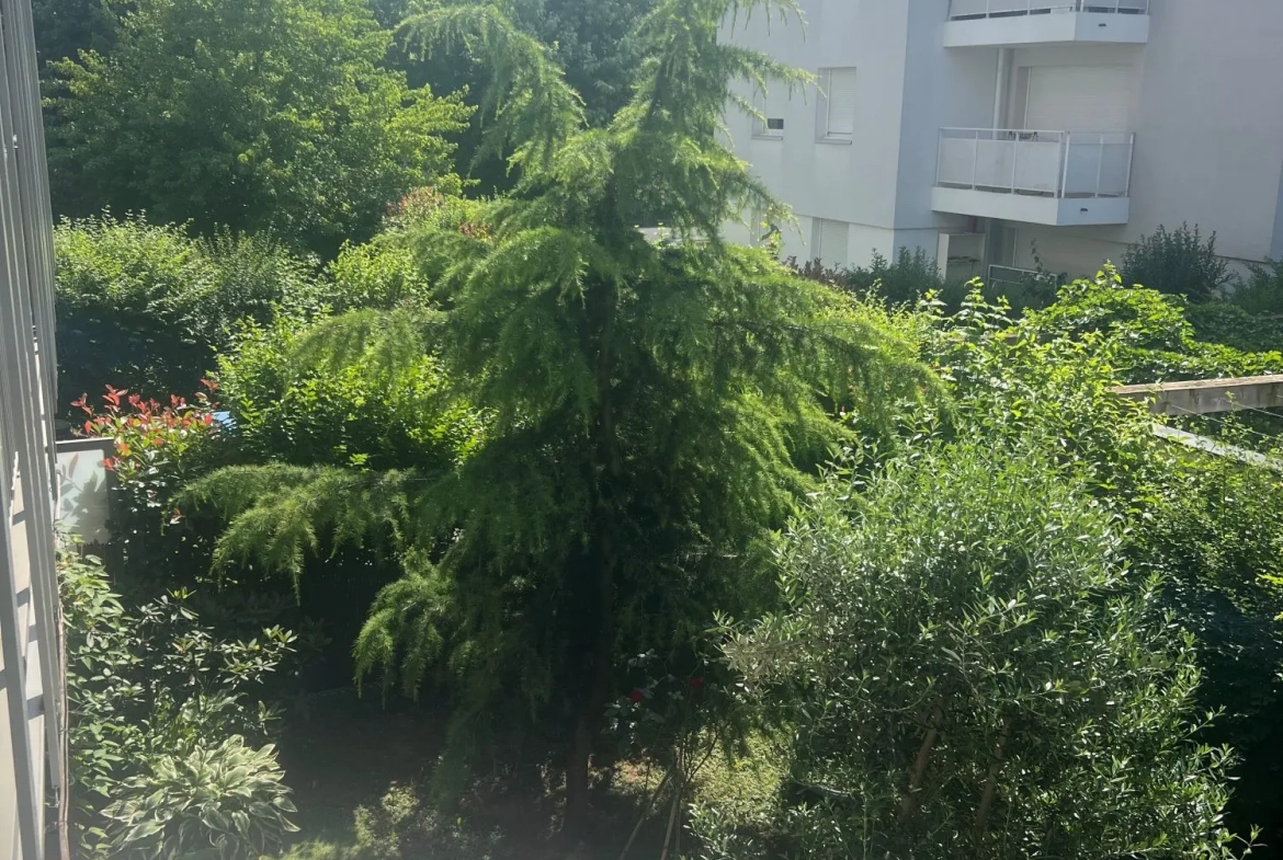 Appartement T3 à vendre à Saint-Priest avec balcon et parking - Quartier calme et bien connecté 