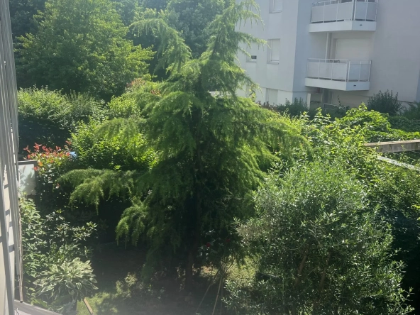 Appartement T3 à vendre à Saint-Priest avec balcon et parking - Quartier calme et bien connecté