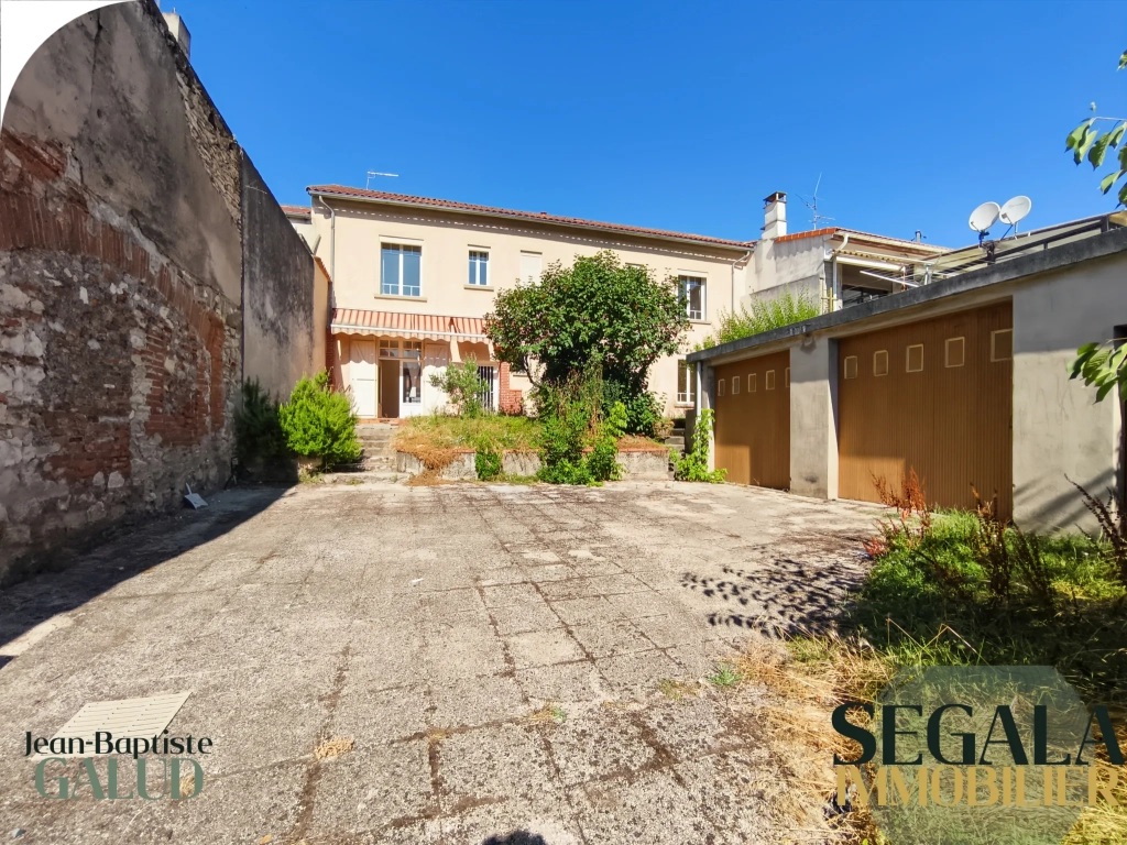 Maison avec appartement indépendant à Blaye les Mines de 210 m²