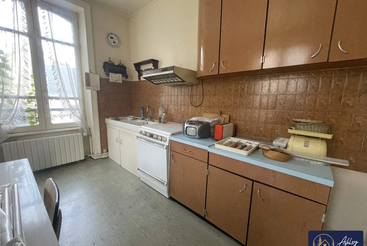 Immeuble à Bort-les-Orgues – Projet de rénovation avec vue et potentiel locatif 