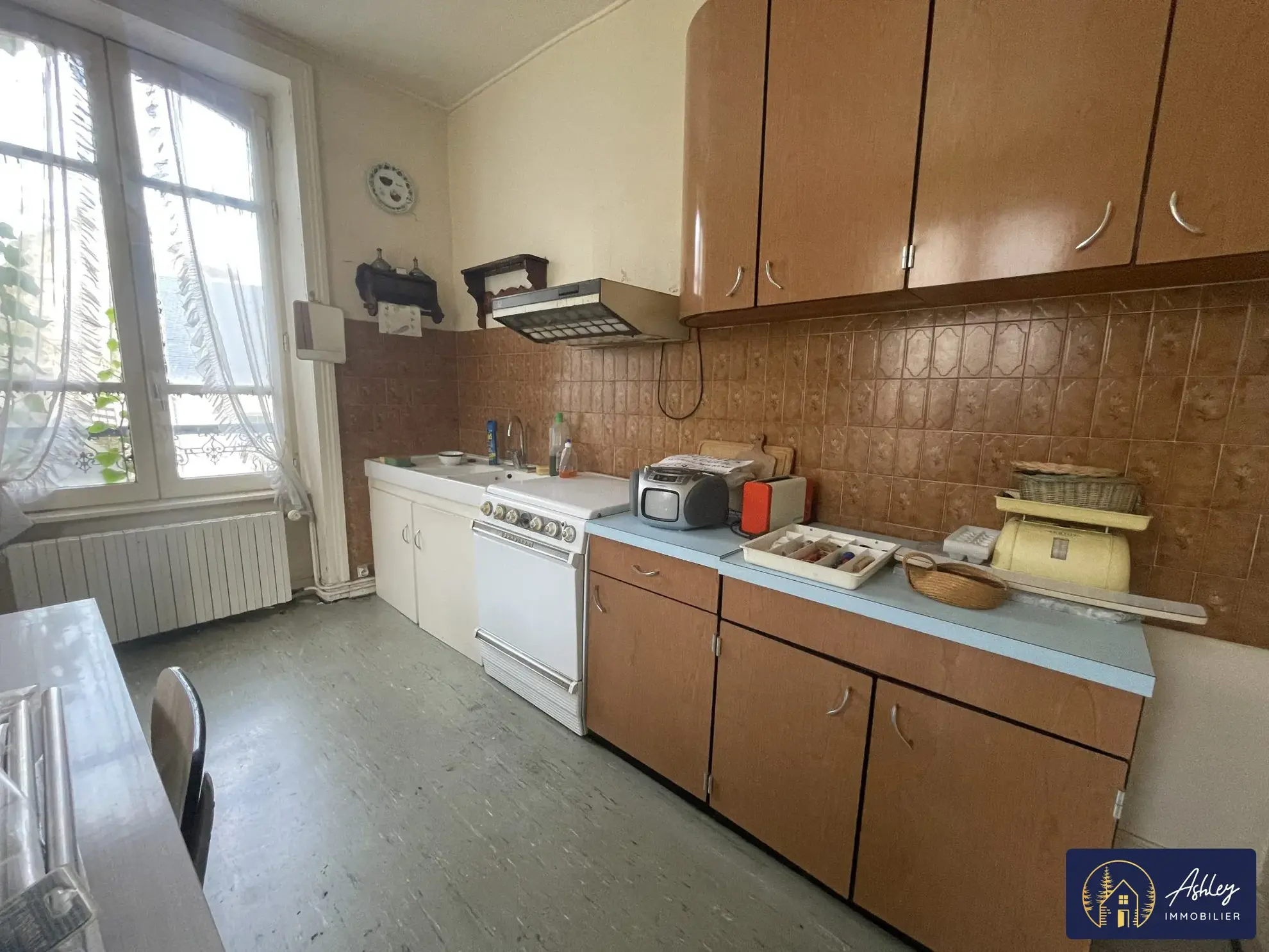 Immeuble à Bort-les-Orgues – Projet de rénovation avec vue et potentiel locatif 