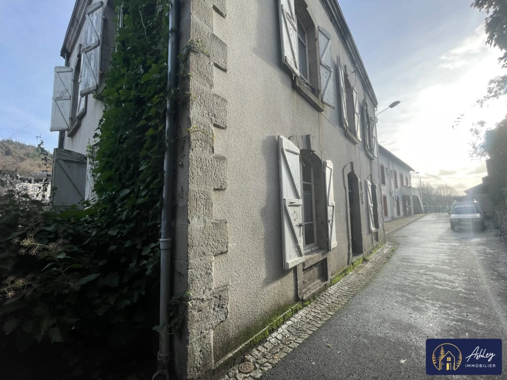 Immeuble à Bort-les-Orgues – Projet de rénovation avec vue et potentiel locatif