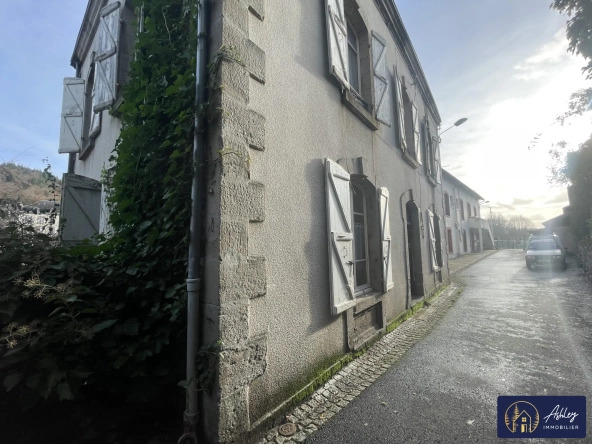 Immeuble à Bort-les-Orgues – Projet de rénovation avec vue et potentiel locatif