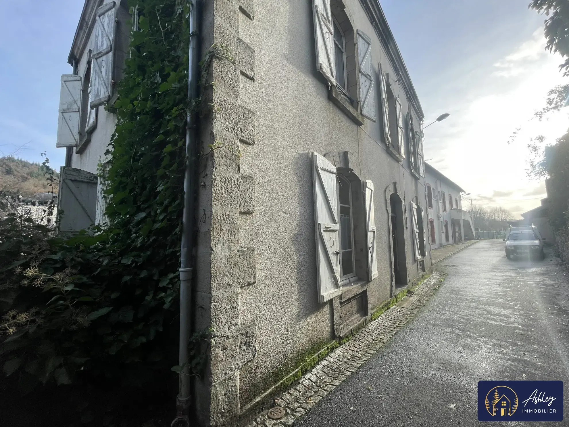 Immeuble à Bort-les-Orgues – Projet de rénovation avec vue et potentiel locatif 