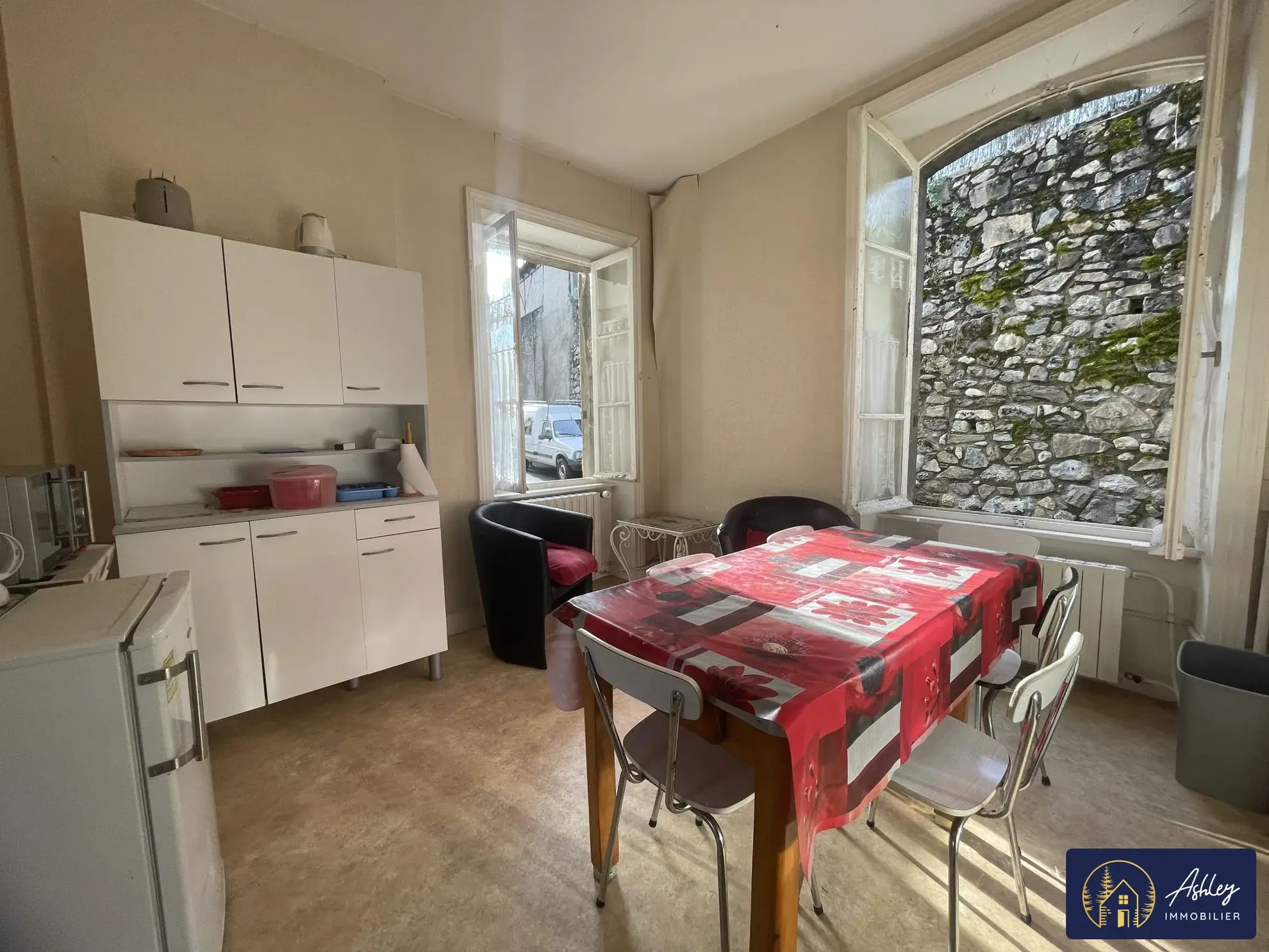 Immeuble à Bort-les-Orgues – Projet de rénovation avec vue et potentiel locatif 