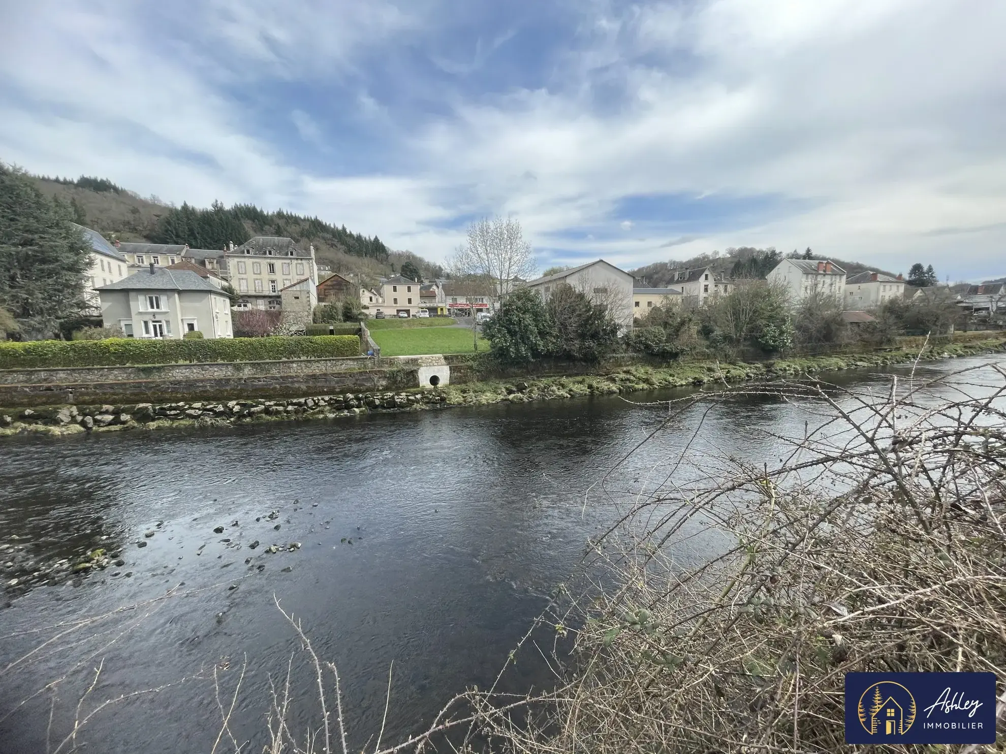 Immeuble à Bort-les-Orgues – Projet de rénovation avec vue et potentiel locatif 