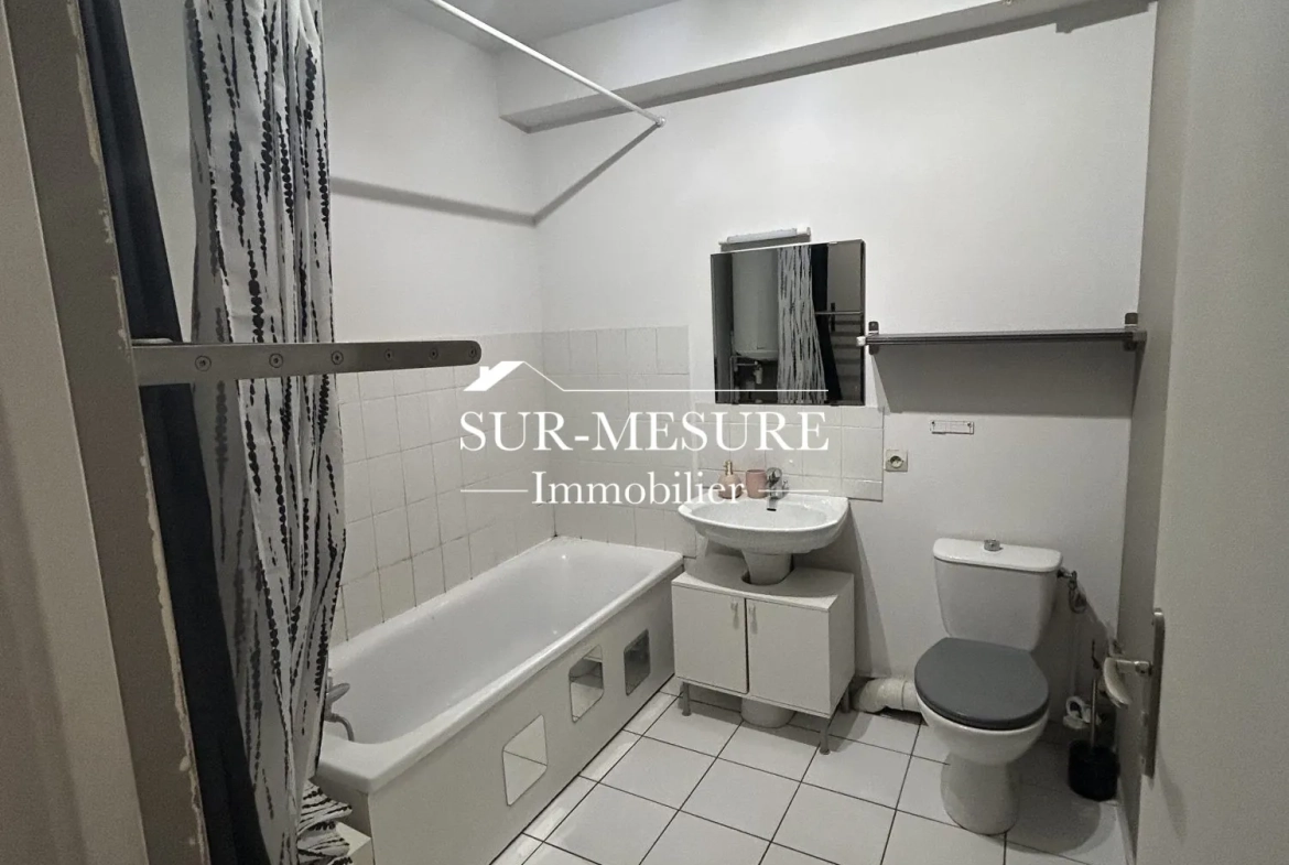 Appartement T1 meublé de 31 m² à Lille, avec parking intérieur et proche commodités 
