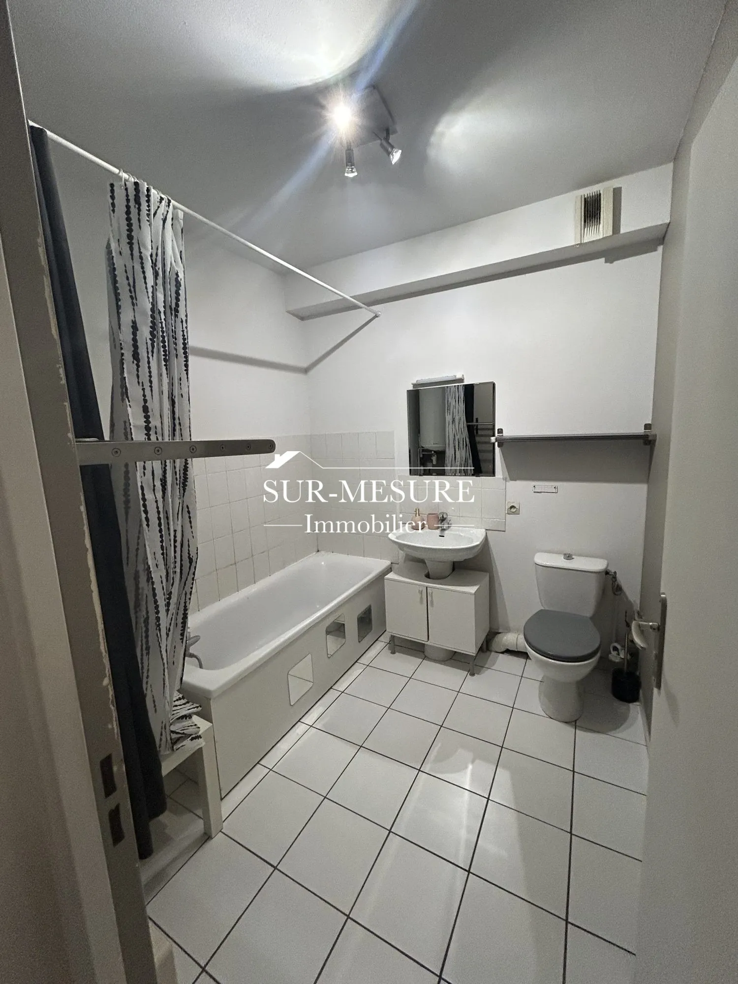 Appartement T1 meublé de 31 m² à Lille, avec parking intérieur et proche commodités 
