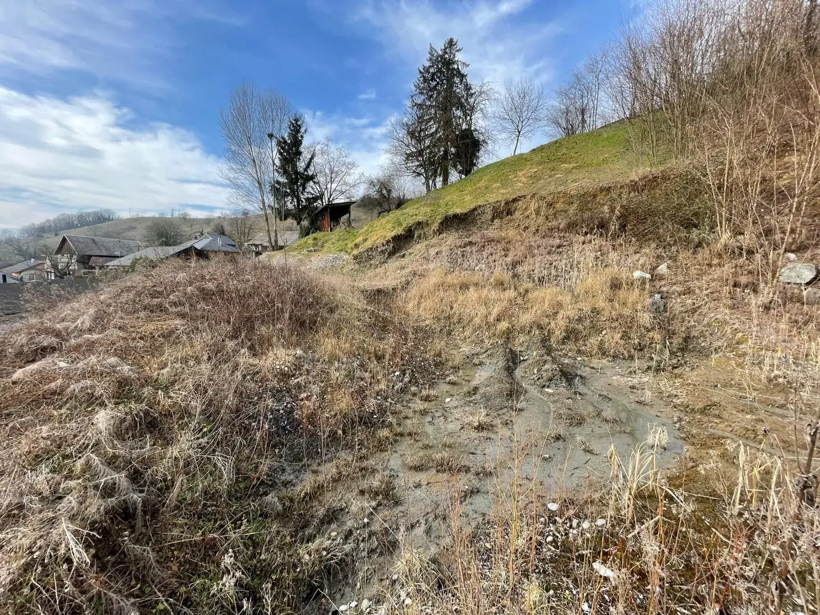 Terrain constructible de 1404 m² à vendre à Coise-Saint-Jean-Pied-Gauthier - Vue dégagée et proximité autoroute 