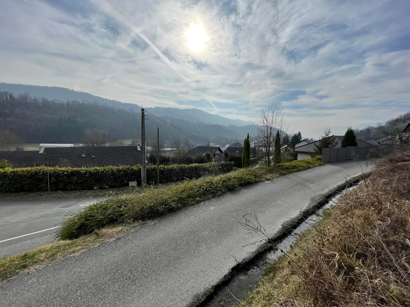 Terrain constructible de 1404 m² à vendre à Coise-Saint-Jean-Pied-Gauthier - Vue dégagée et proximité autoroute 