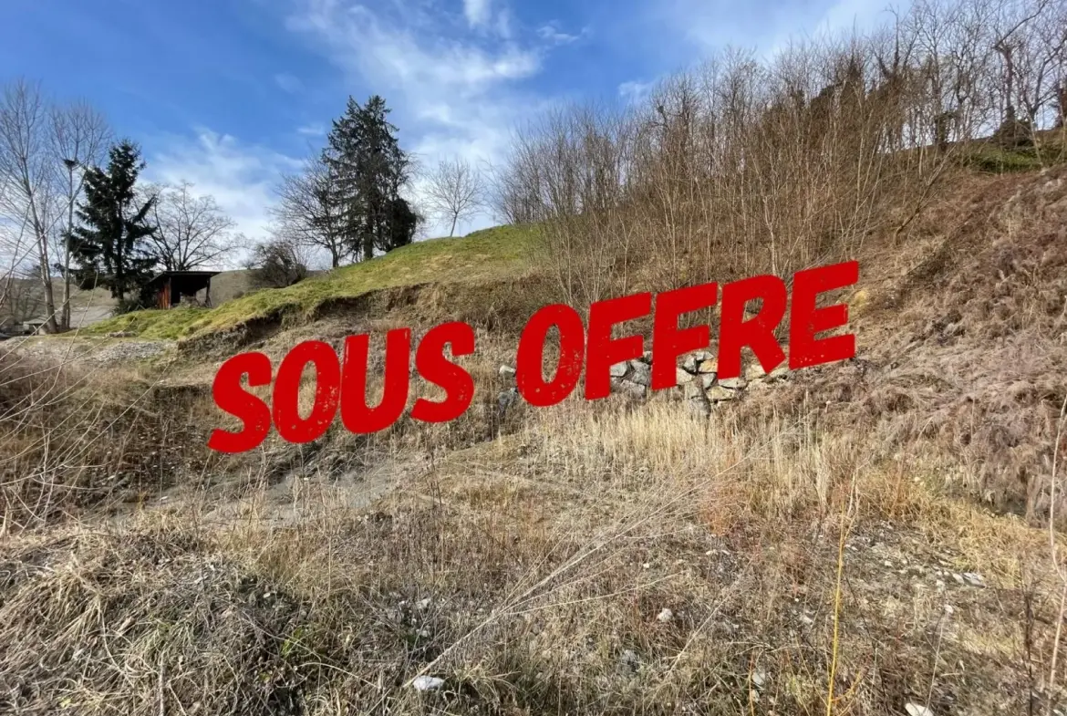 Terrain constructible de 1404 m² à vendre à Coise-Saint-Jean-Pied-Gauthier - Vue dégagée et proximité autoroute 