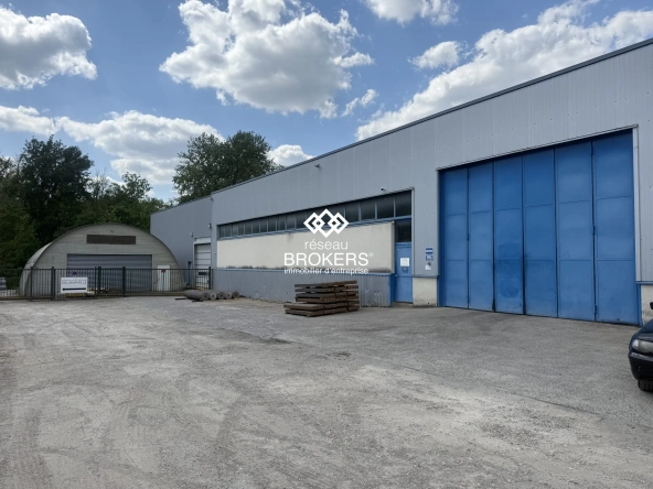 Local industriel à vendre à Presles - 1 850 m² avec bureaux et cour privative