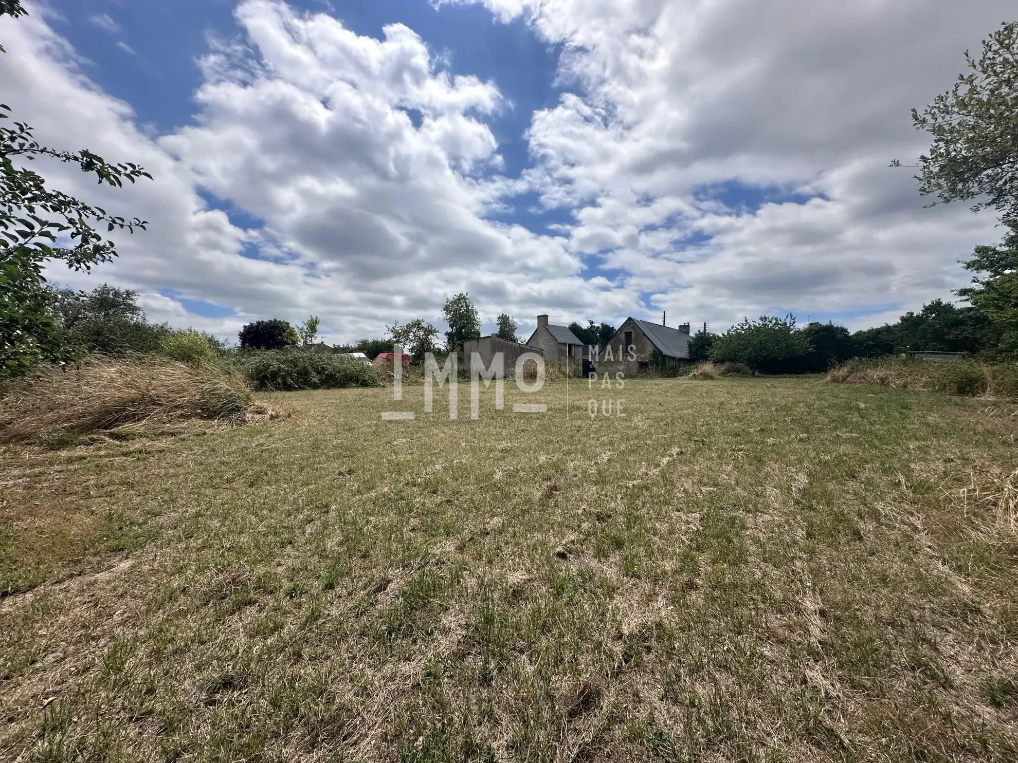 Maison de campagne à rénover à Montval-sur-Loir avec grand terrain 