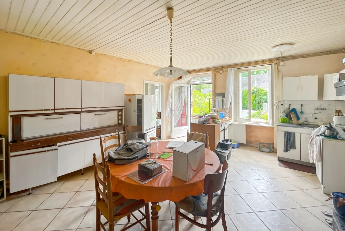 Charmante maison en pierre de 130 m² à Taupont avec dépendances et grand terrain 