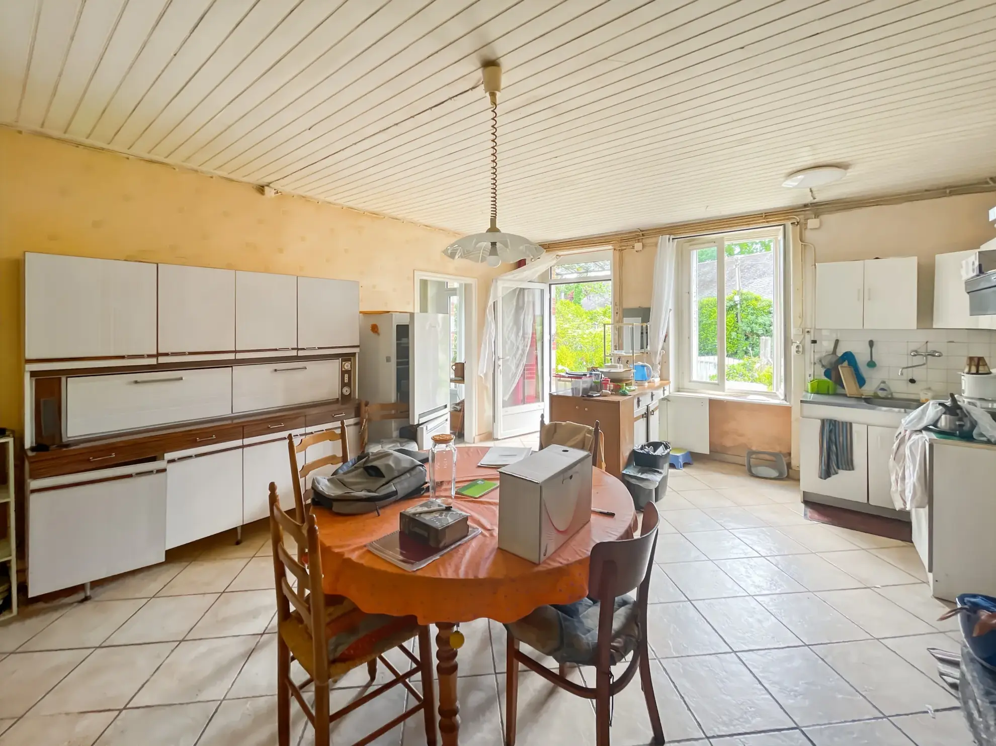 Charmante maison en pierre de 130 m² à Taupont avec dépendances et grand terrain 