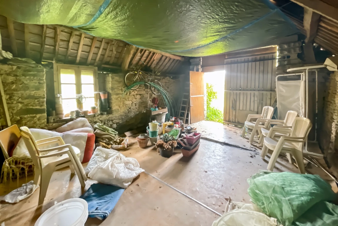 Charmante maison en pierre de 130 m² à Taupont avec dépendances et grand terrain 