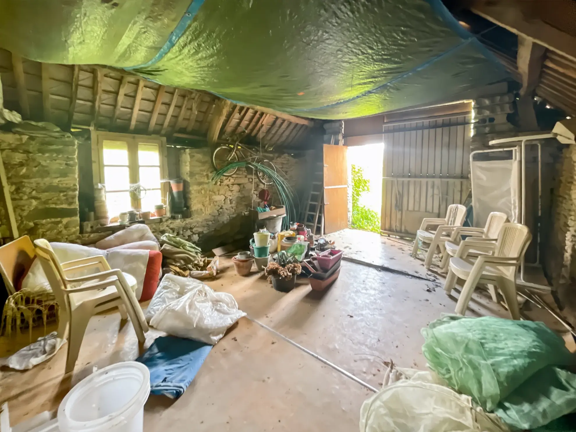 Charmante maison en pierre de 130 m² à Taupont avec dépendances et grand terrain 