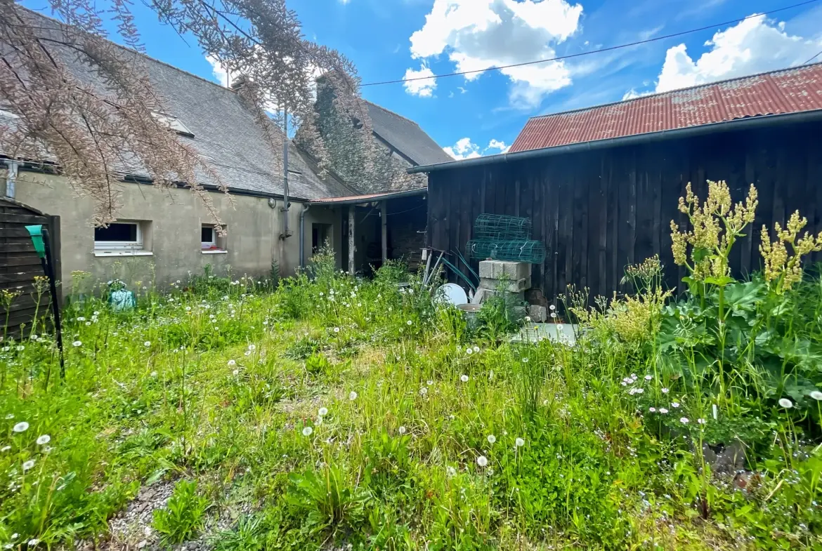 Charmante maison en pierre de 130 m² à Taupont avec dépendances et grand terrain 