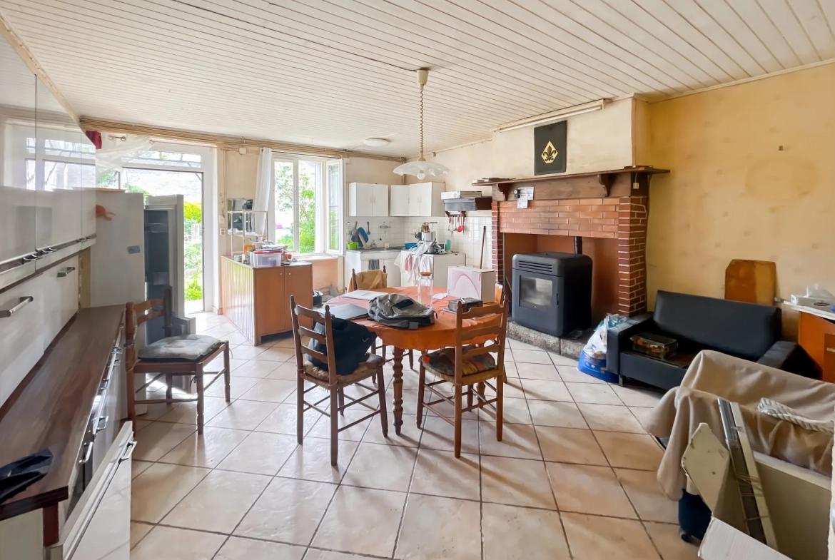 Charmante maison en pierre de 130 m² à Taupont avec dépendances et grand terrain 