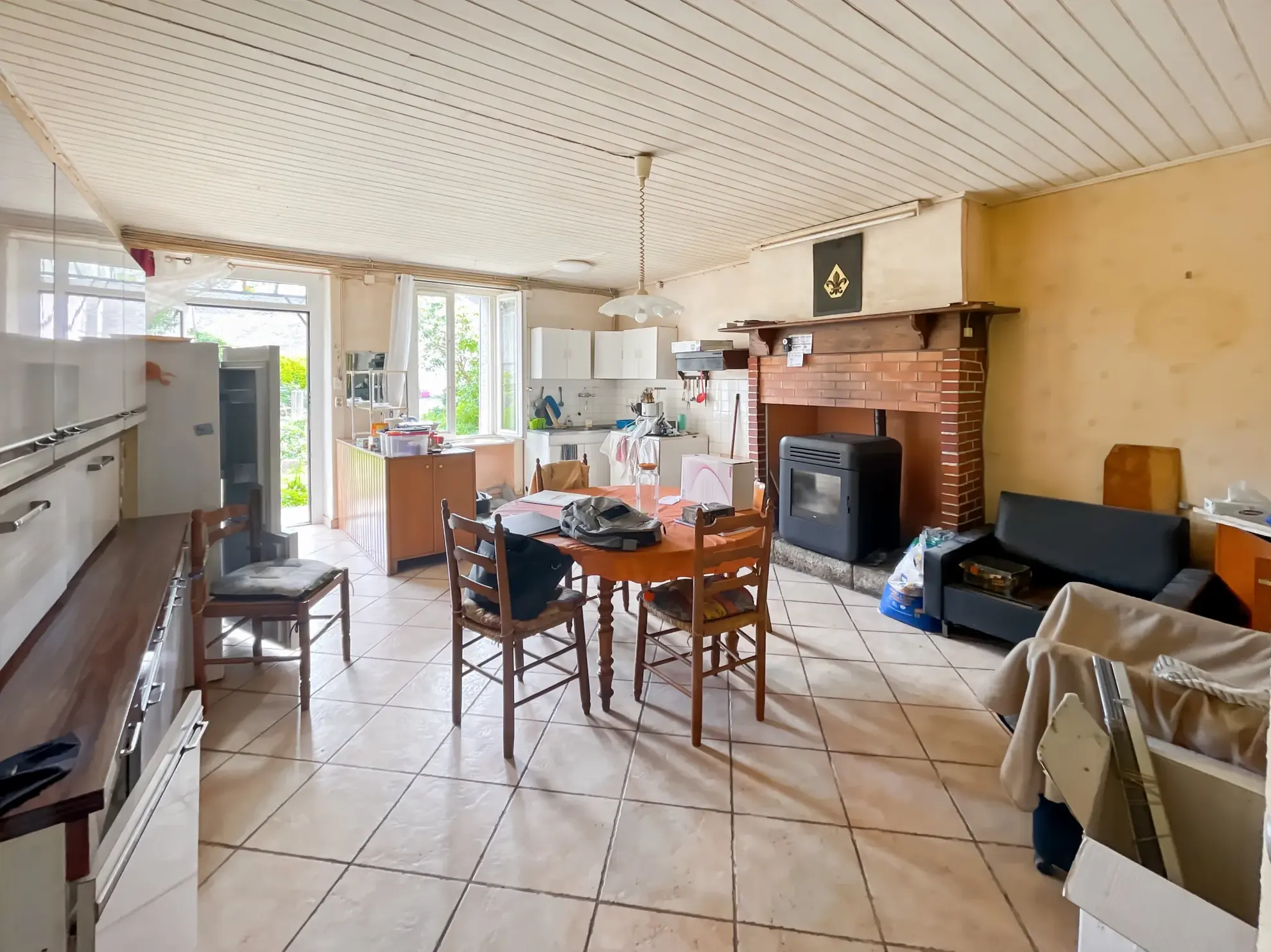 Charmante maison en pierre de 130 m² à Taupont avec dépendances et grand terrain 