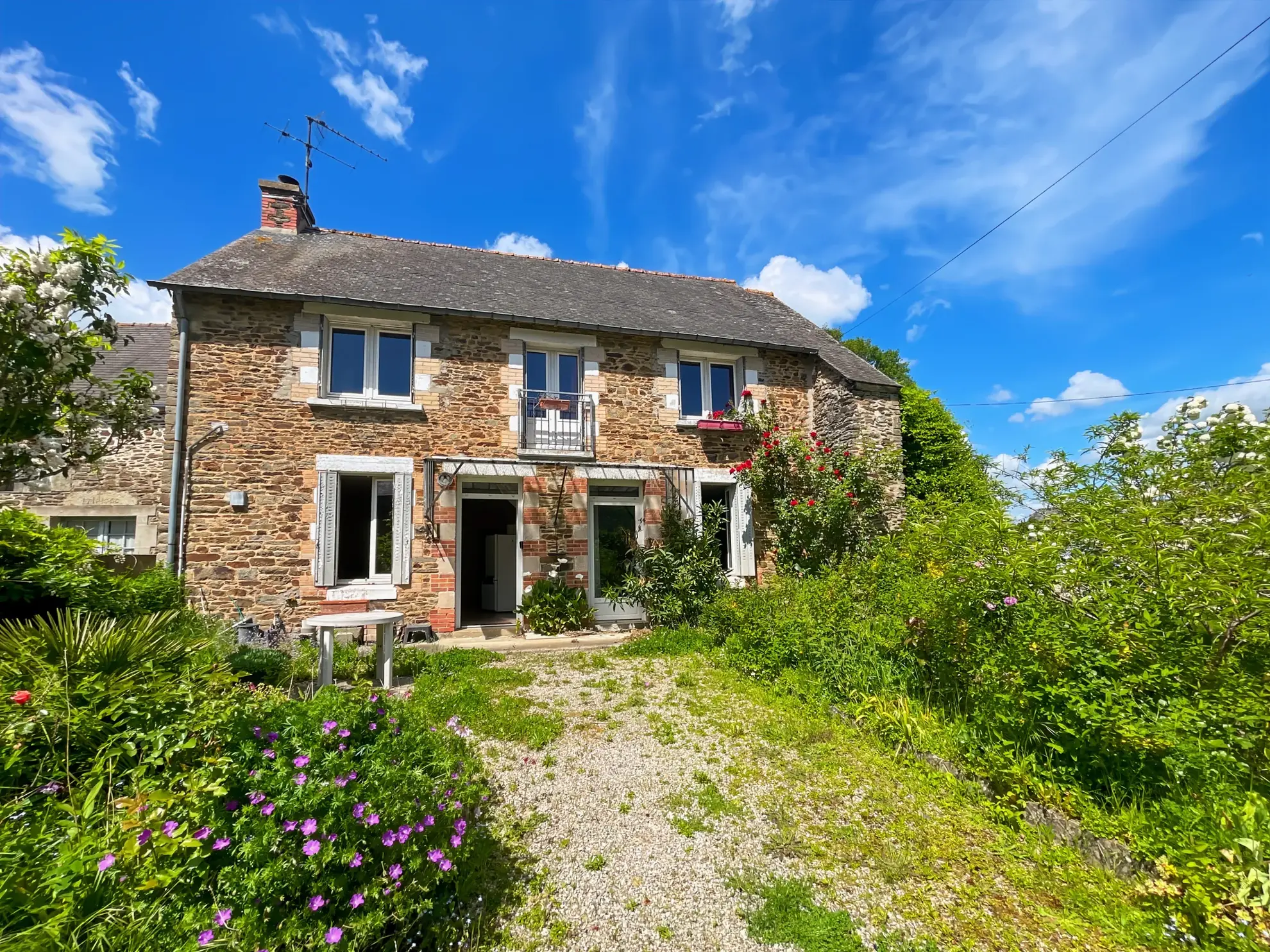 Charmante maison en pierre de 130 m² à Taupont avec dépendances et grand terrain 