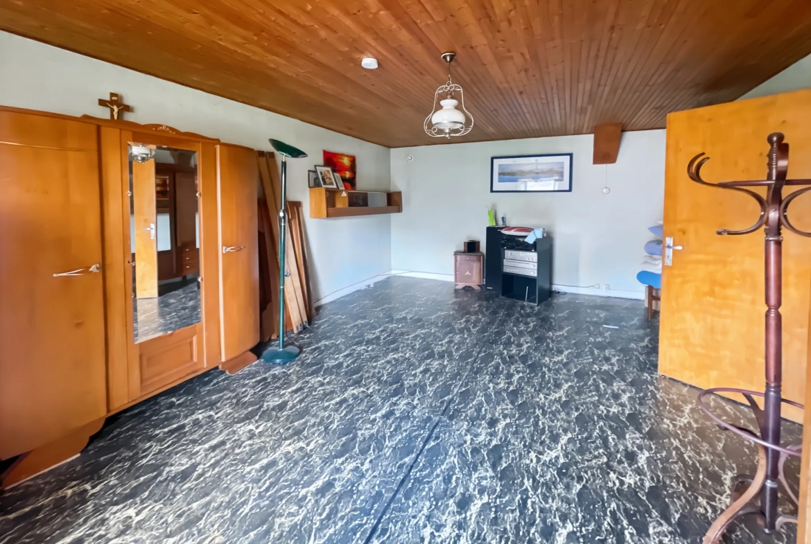 Charmante maison en pierre de 130 m² à Taupont avec dépendances et grand terrain 