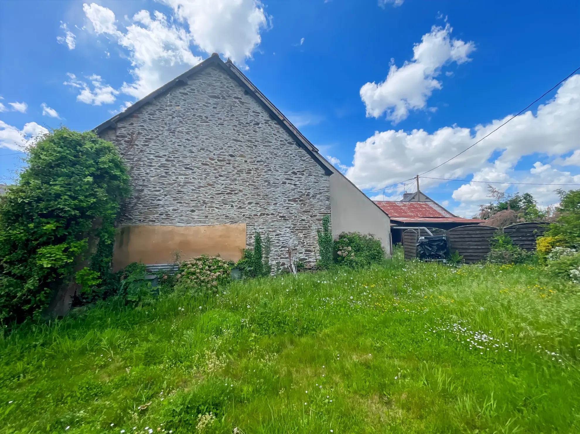 Charmante maison en pierre de 130 m² à Taupont avec dépendances et grand terrain 