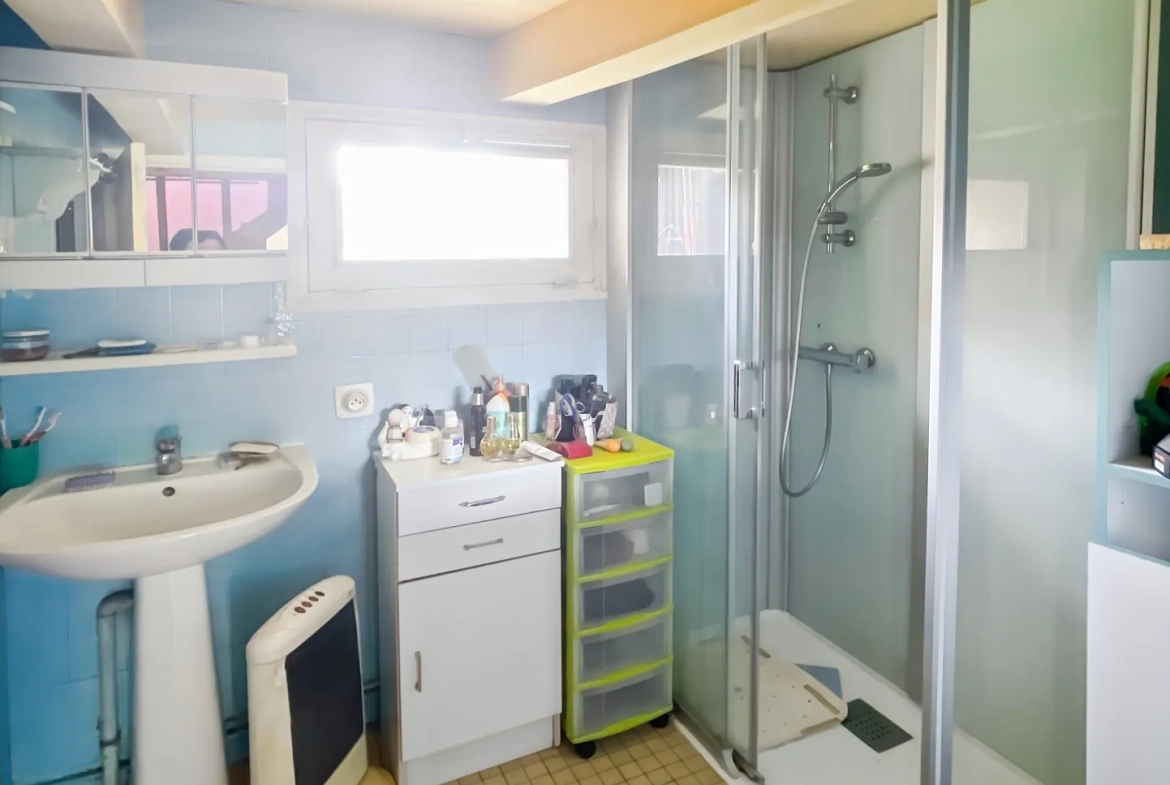 Charmante maison en pierre de 130 m² à Taupont avec dépendances et grand terrain 
