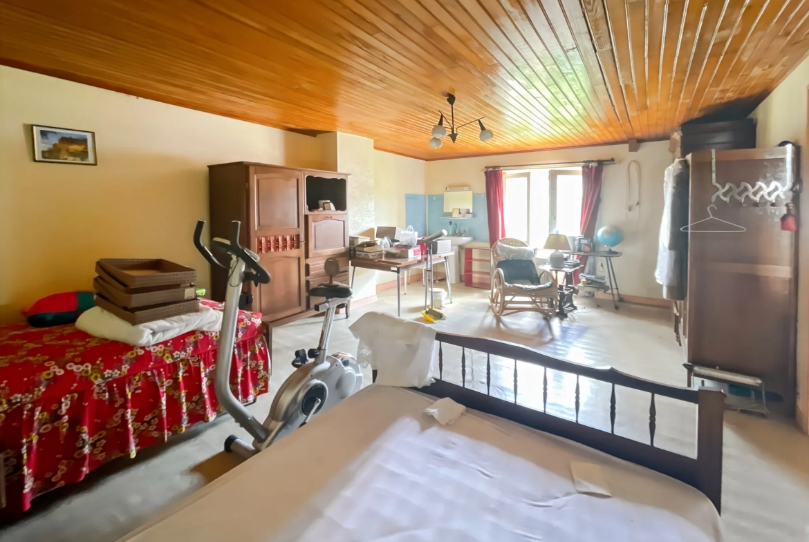 Charmante maison en pierre de 130 m² à Taupont avec dépendances et grand terrain 