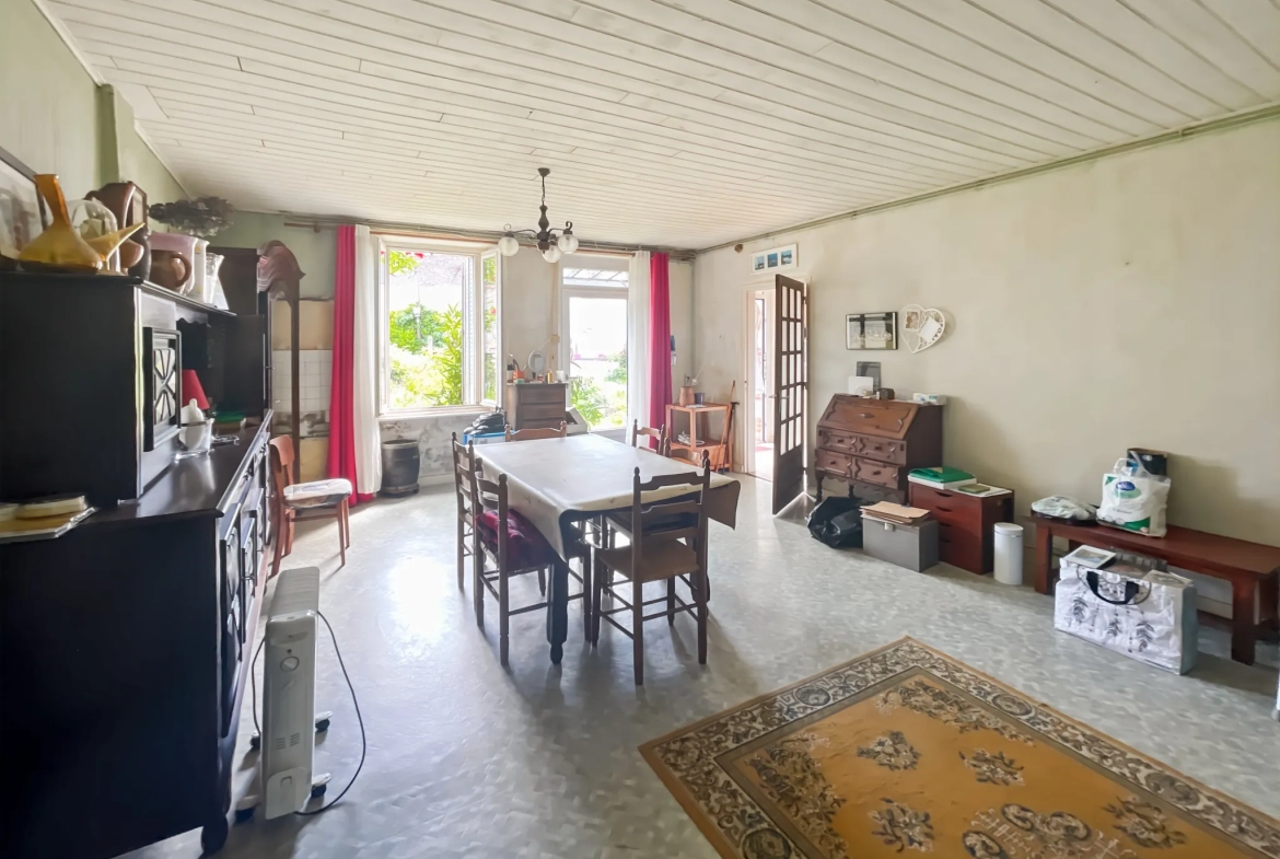 Charmante maison en pierre de 130 m² à Taupont avec dépendances et grand terrain 