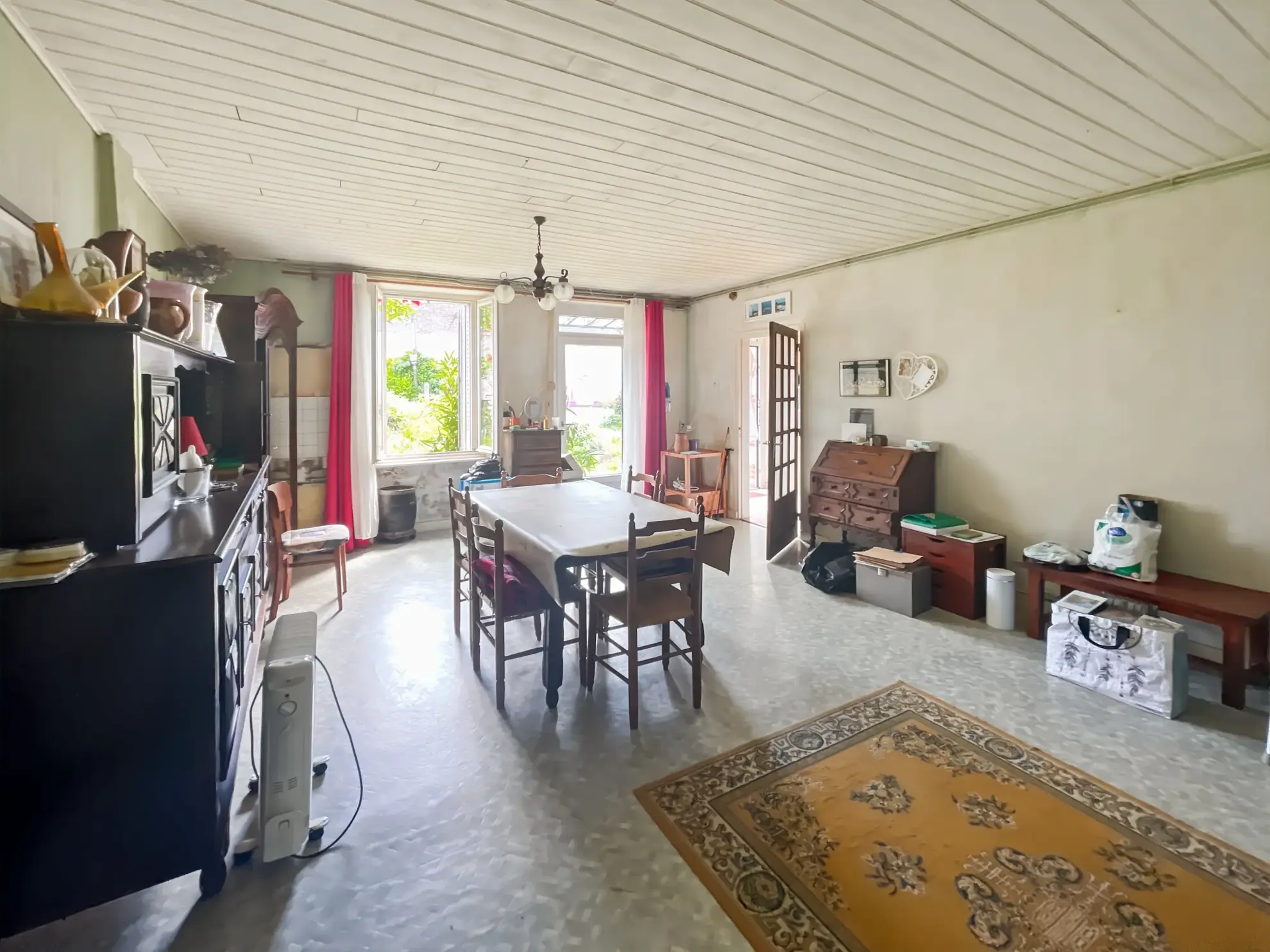 Charmante maison en pierre de 130 m² à Taupont avec dépendances et grand terrain 