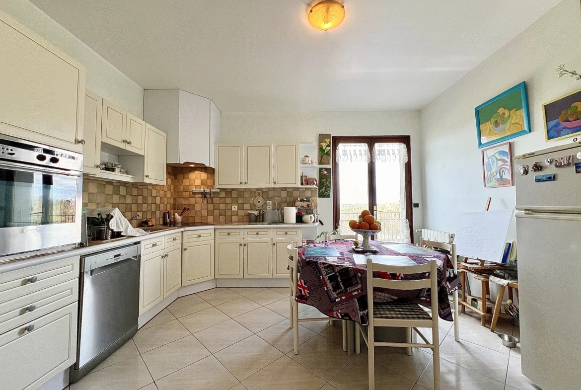 Maison familiale avec 4 chambres, terrasse et grand terrain à Puylaurens 