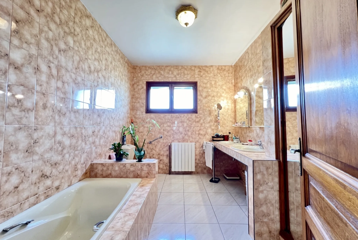 Maison familiale avec 4 chambres, terrasse et grand terrain à Puylaurens 