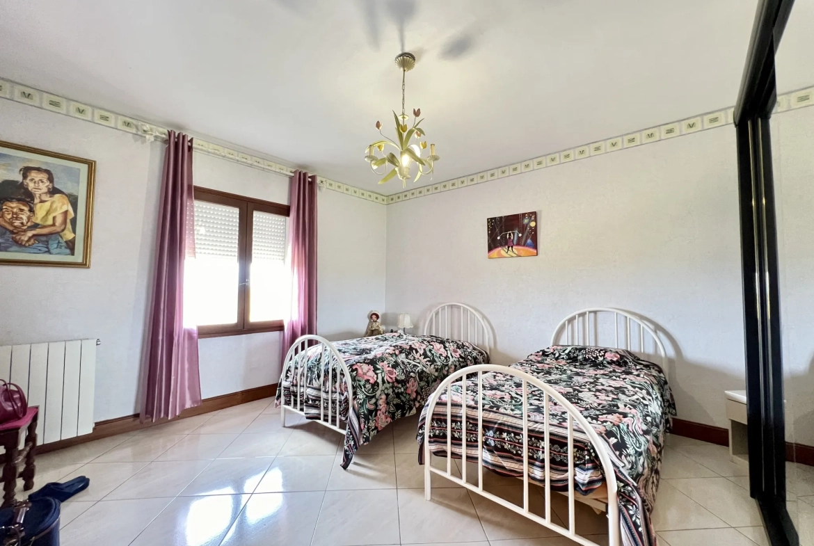 Maison familiale avec 4 chambres, terrasse et grand terrain à Puylaurens 
