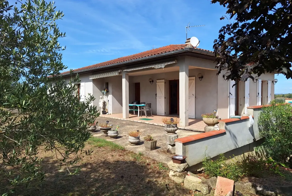 Maison familiale avec 4 chambres, terrasse et grand terrain à Puylaurens 