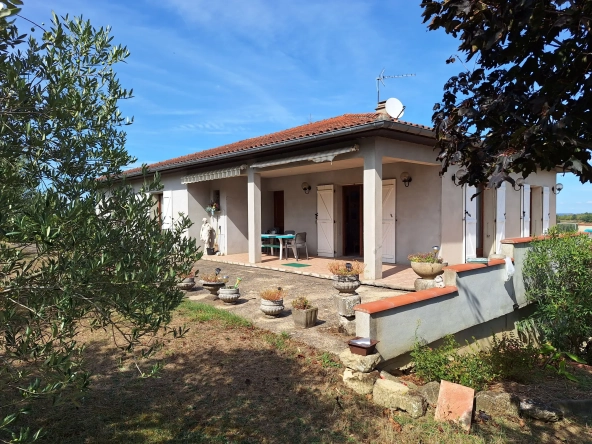 Maison familiale avec 4 chambres, terrasse et grand terrain à Puylaurens