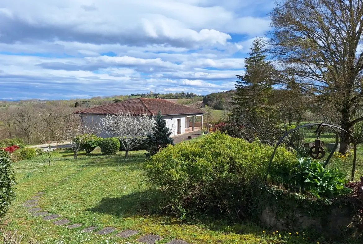 Maison familiale avec 4 chambres, terrasse et grand terrain à Puylaurens 