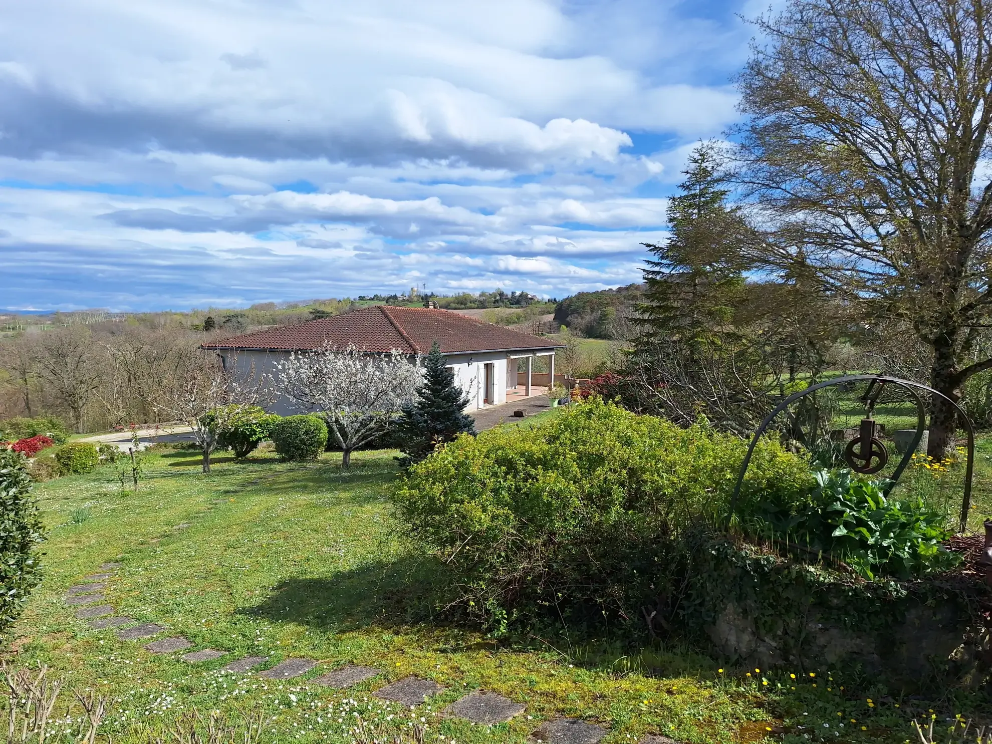 Maison familiale avec 4 chambres, terrasse et grand terrain à Puylaurens 