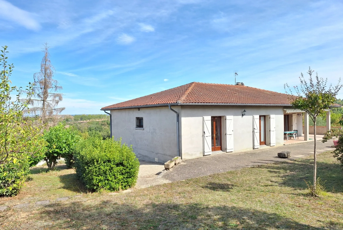 Maison familiale avec 4 chambres, terrasse et grand terrain à Puylaurens 