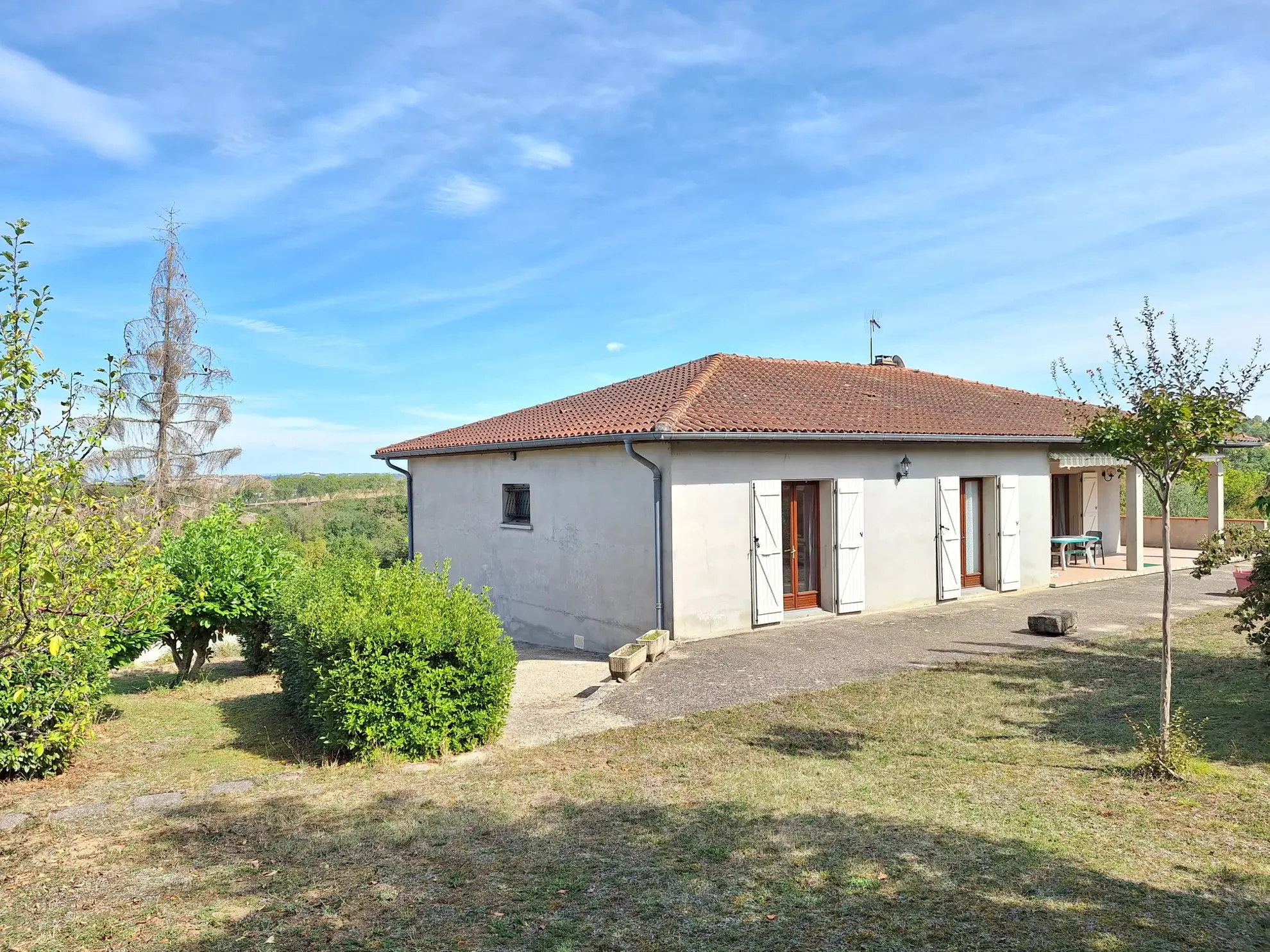 Maison familiale avec 4 chambres, terrasse et grand terrain à Puylaurens 