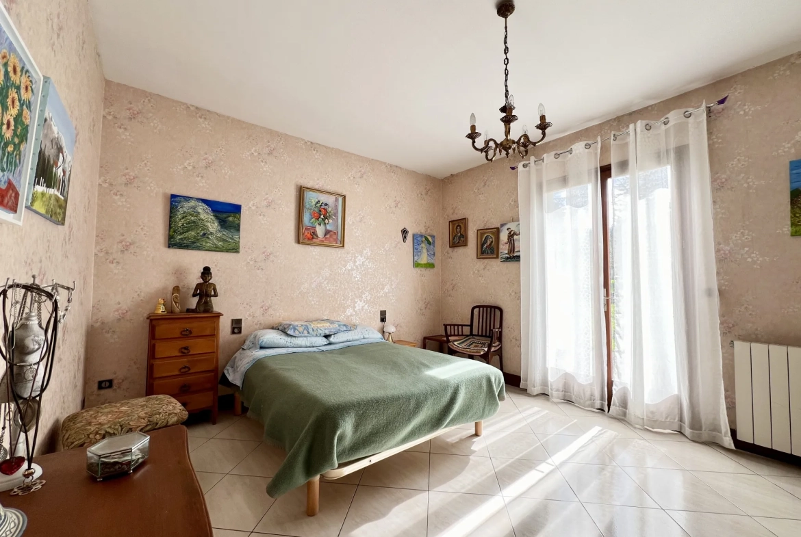 Maison familiale avec 4 chambres, terrasse et grand terrain à Puylaurens 