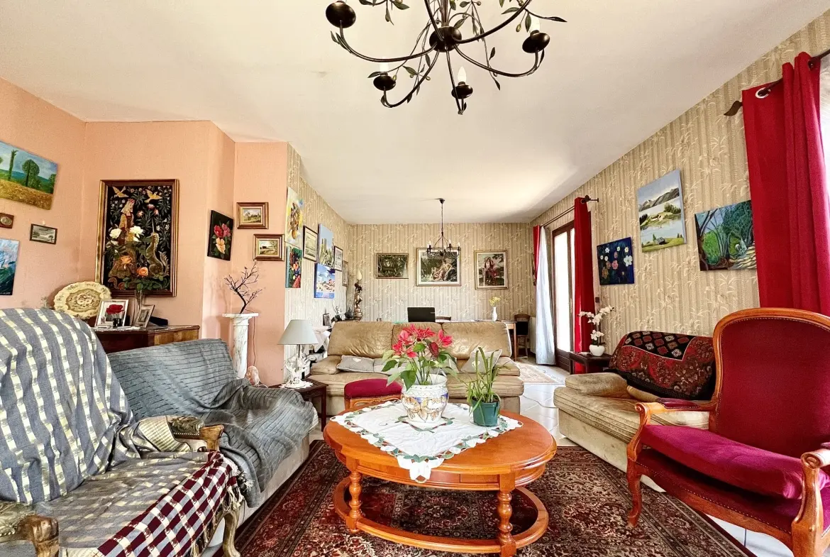 Maison familiale avec 4 chambres, terrasse et grand terrain à Puylaurens 