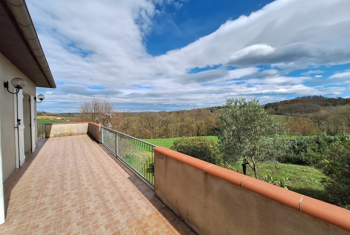 Maison familiale avec 4 chambres, terrasse et grand terrain à Puylaurens 
