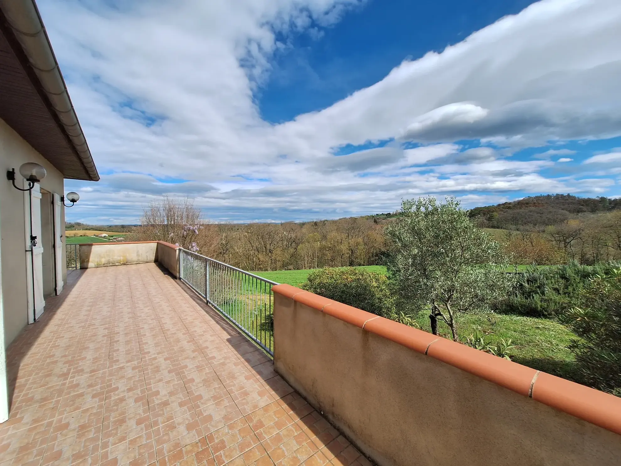 Maison familiale avec 4 chambres, terrasse et grand terrain à Puylaurens 