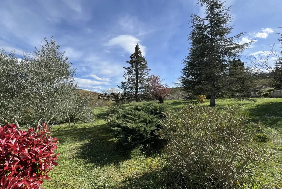 Maison familiale avec 4 chambres, terrasse et grand terrain à Puylaurens 